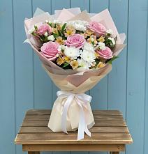 Букет цветов из:  Гвоздики, Орхидеи и Розы в Вершино-Дарасунском