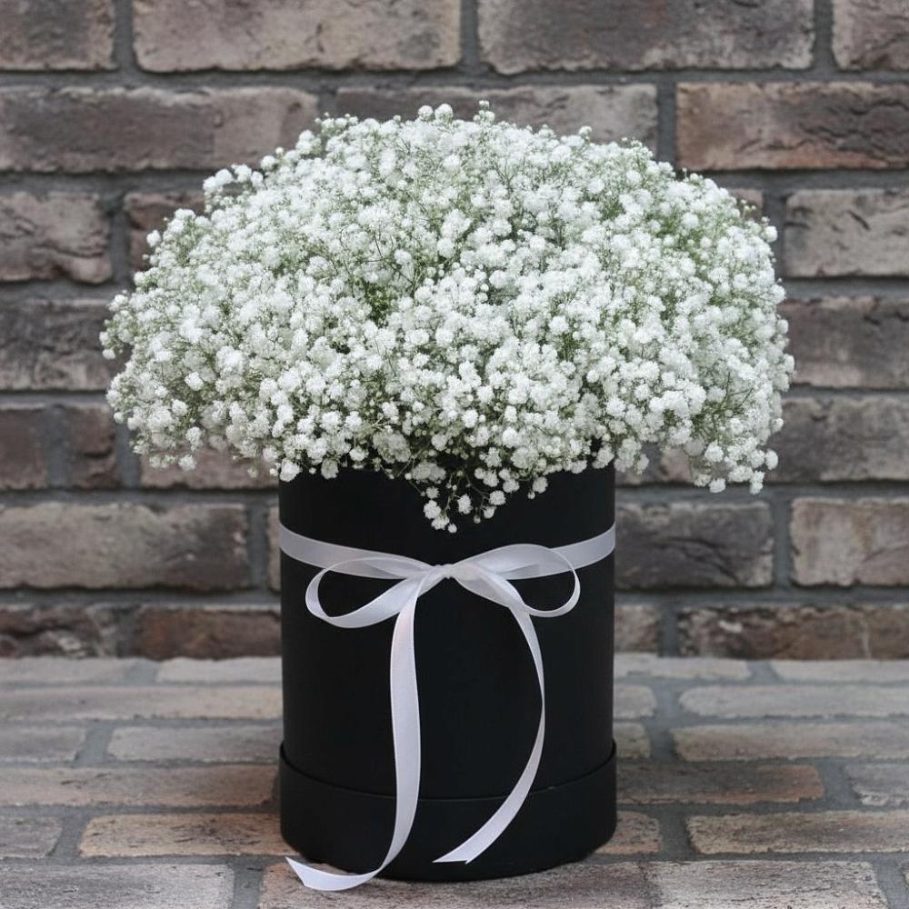 Цветочная композиция из Гипсофила в шляпной коробке в Вершино-Дарасунском