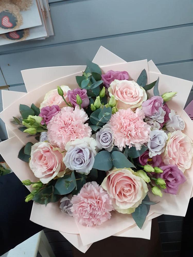 Букет цветов из: Розы, Гвоздики и Лизиантусы в Вершино-Дарасунском